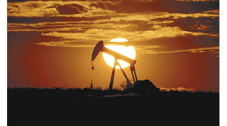 原油需求或未能抵銷供應過剩，油價周一下跌。