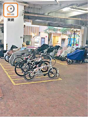 新寶城連錄7宗電單車位易手個案，每個成交價15.8萬元，較購入價勁蝕45%。（資料圖片）