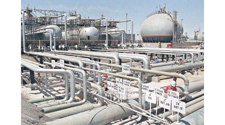 沙特阿拉伯六月起削減供油，令油價反彈。