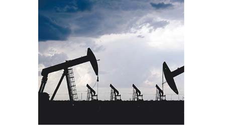 隨着產油國落實減產，油價過去四周漲近65%。