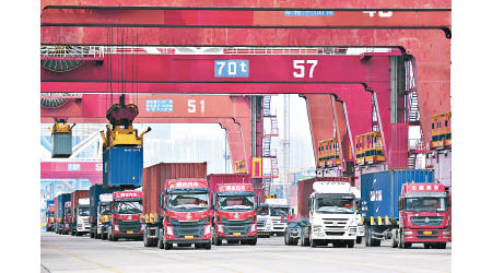 中國五月份貿易順差較去年同期大增六成。（中新社圖片）