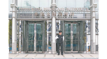 港元需求熾熱，香港金融管理局周四再入市承接美元沽盤。