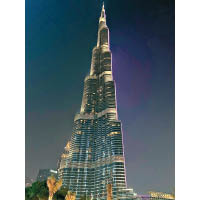 全世界最高的建築物哈利法塔位於杜拜市中心，樓高828米。