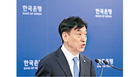 南韓央行指當地自○三年後首步入技術衰退。圖為行長李柱烈。