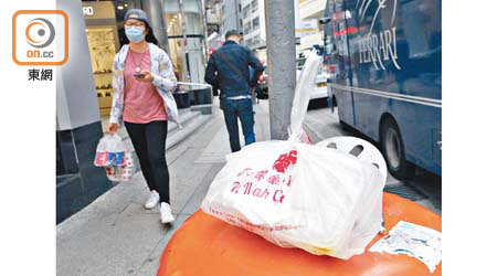 疫情嚴峻，市民只好買外賣，令塑膠包裝需求急升。