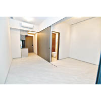 帝御‧金灣實用面積321方呎一房示範單位，特別引入趟門分隔大廳與睡房。