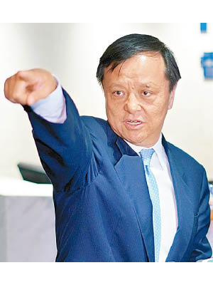 港交所行政總裁李小加原定於明年十月約滿後卸任。