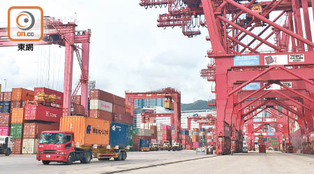 港商指，經香港轉口的貨物愈來愈少。