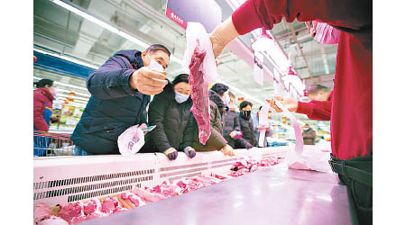 內地消費旺季將至，豬肉價格跌幅按月大幅收窄。（中新社圖片）