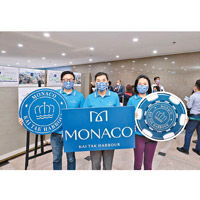 會德豐地產黃光耀（中）表示，MONACO昨日次輪銷售反應理想。