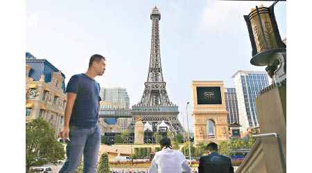 金沙中國上季淨收益總額大挫近七成。圖為旗下澳門巴黎人。