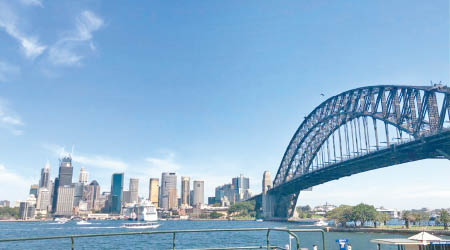 悉尼港大橋不但是市內的主要交通幹道，亦是澳洲著名地標之一。