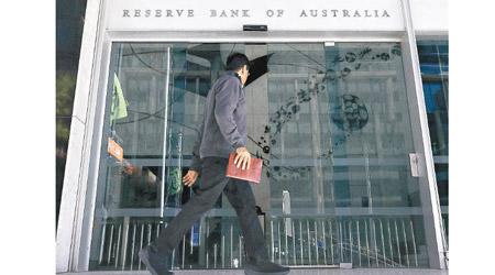 澳洲央行大手購債，令10年期國債孳息率應聲向下。