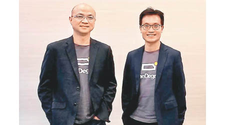 李俠恩（左）表示，公司正與網上旅遊平台研究發展機會。右為郭彥麟。