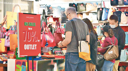 由於香港未通關，本港零售仍以本地消費為主。