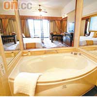 酒店房間有7成以上都可遠眺仙女湖，每間房都是以「開放式」的浴室設計。