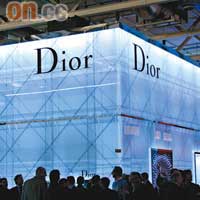 Dior菱形格紋的展館設計，令人想起其著名Dior Christal手錶系列。