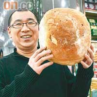 重達兩公斤、體積比人頭還要大的大列巴麵包，外堅內軟，是俄羅斯的傳統食品，¥25。