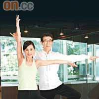 手指貼地，身體傾下，右腳掌貼地，左腿踢起的動作，是兩人跳拉丁舞時的指定動作，這都會被引進拉丁瑜伽動作之中。