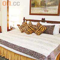 房間除有老虎掛畫外，不少用品亦印上虎紋或豹紋。