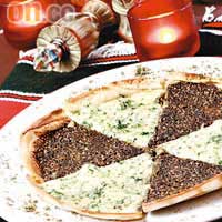 Mixed Manakeesh雜錦薄餅　$120<BR>食法和賣相如Pizza，黑色部分是香草芝麻果仁薄餅，帶着濃濃的Zatar香料味，白色則是約旦芝士Malha做的芝士薄餅。