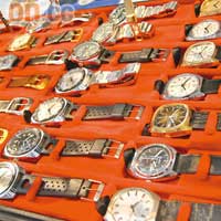 這個大型櫥窗掛滿過百隻二次大戰後的古董手錶，參觀人士笑說品牌唔擔心冇靈感推出Senator Sixties系列新錶。