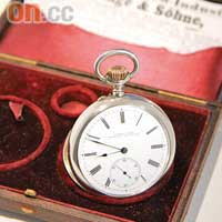 博物館內展出各個時期的懷錶、鐘擺座鐘及海事精密時計等。