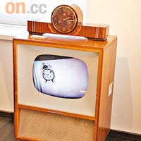 這部仿古電視機播放六七十年代的手錶電視廣告。