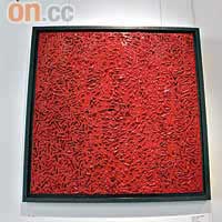 出自中國藝術家王小松之手的《後毛時代—紅白喜事》，是一系列用綜合材料繪成的畫作，大家認得出畫中主角是誰嗎？