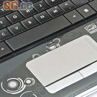 黑色鍵盤配襯銀色Touch Pad，手枕位印有Espresso Black壓紋，氣質高貴。