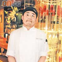 日本籍的主廚，擅長以亞洲各地的手法烹調西菜。