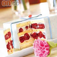 切開蛋糕呈現出漂亮的餅層和紅桑子，記住拍照留念。