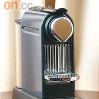 Nespresso CitiZ單頭自動蒸氣式咖啡機 $2,888（a）<BR>只有13cm闊的咖啡機體形夠纖巧，果然像極大都巿的建築物，絕不浪費一分一吋。備有紅色及銀鐵色，紅色機身襯上半透明直紋最有懷舊味道。