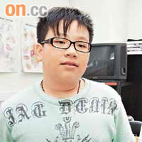 十二歲的陳卓犖（左）體重七十八公斤，現積極透過踏單車減肥。