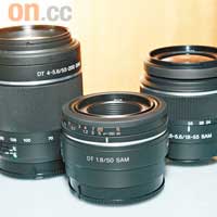 三支新推出的鏡頭，由左至右為DT 55~200mm F4~5.6 SAM、DT 50mm F1.8 SAM同DT 18~55mm F3.5~5.6 SAM。