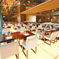 餐廳環境布置糅合了江戶時代及現代日本美學的元素，感覺優雅舒適。