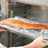 煙製半生熟的魚類會使用冷熏（Cold Smoking）方法，利用華氏約60至80度低溫，加上放在冰面降溫，木香慢慢熏進食物內。