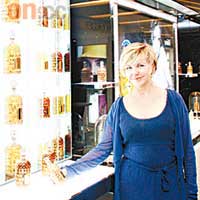 Sylavine Delacourte謂客人可在「The Exclusives」香氛專櫃訂造香水。