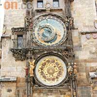 於1410年建成的天文鐘是旅客拍照熱點。