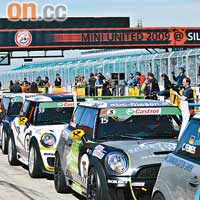 在MINI汽車競技中，近30部新MINI Cooper在賽道上整裝待發，大家不計名次，只求一駕心愛MINI Cooper在場上Show實力。