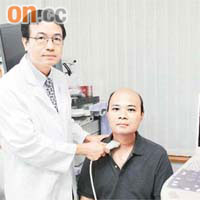 袁寶榮教授（左）指，蔡先生接受舌切除手術後，每月接受超聲波掃描監察，因此能及早發現擴散至頸部的微小癌細胞。	（胡耀威攝）
