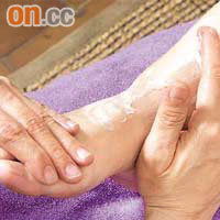 糖尿病人腳部護理非常重要，要保持皮膚滋潤及不要破損。