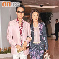 寇鴻萍與老公以粉紅情侶裝到馬場欣賞賽事。