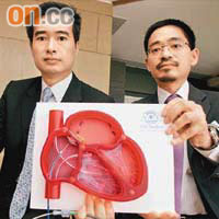 李少隆（左）指導管手術可將封堵器置入心臟，將左右心房中間的卵圓孔封閉。旁為鄭長華。	（鍾麗珊攝）