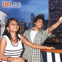 Tanvi與Ashutosh欣賞香港夜景時十分興奮。