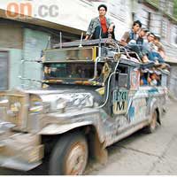 Jeepney即菲律賓「紅Van」，上車收錢，車外則免費，車尾車頂隨時有人攀車跳車，見怪不怪。