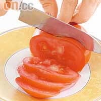 把新鮮番茄切片，敷在長暗瘡的位置約5分鐘。
