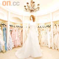 店內有大量禮服婚紗供客人選擇。