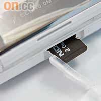 microSD卡槽設於機側，最高支援16GB，有排先影爆卡。