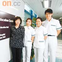 （左起）香港公開大學科技學院護理系助理教授Linda、學員Peggy、Nathalie及Kenny，在臨床護理教學中心前合照。